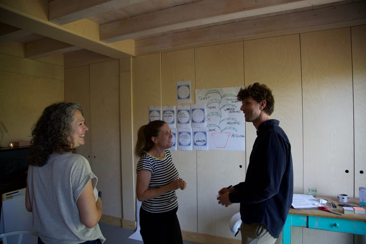 Team lacht samen tijdens een training van Stek